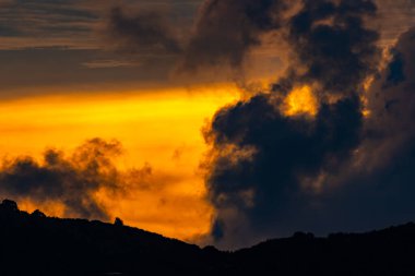 Gün batımında inanılmaz renkli bulutlar ya da deniz manzarası üzerinde gün doğumunda gökyüzü.