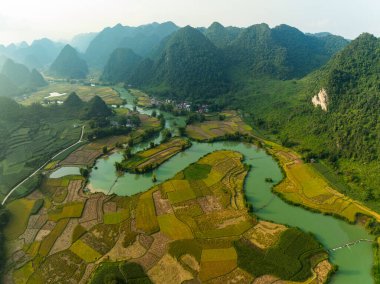 Kuzey Vietnam 'daki Trung Khanh, Cao Bang vilayetindeki Phong Nam köyünde pirinç tarlasıyla hava manzaralı bir manzara.
