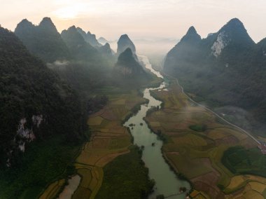 Yaz mevsiminde arazi dağlarının insansız hava görüntüsü, Kuzey Vietnam 'ın kırsal kesiminin yüksek açılı görüntüsü.