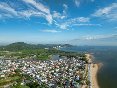 Tayland 'daki inşaat şehrinin yakınlarında gün doğumu manzaralı bir plaj.