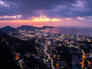 Patong körfezi Phuket şehri Tayland 'da güzel gün batımı manzarası.