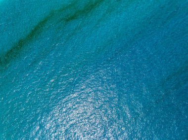 Güzel deniz sahili arka planı, okyanus arka planında küçük dalgalar olan deniz yüzeyi.