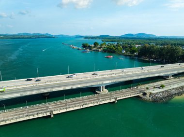 Sarasin Köprüsü karayolu taşımacılığı kavramının hava görüntüsü Phang Nga ve Phuket adası Tayland arasında köprü iş ve ulaşım alanında en önemli olanıdır.