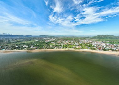 Tayland 'daki inşaat şehrinin yakınlarında gün doğumu manzaralı bir plaj.