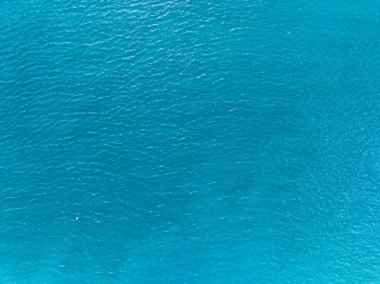 Güzel deniz sahili arka planı, okyanus arka planında küçük dalgalar olan deniz yüzeyi.