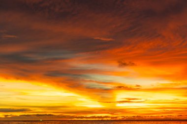 Gün batımında inanılmaz renkli bulutlar ya da deniz manzarası üzerinde gün doğumunda gökyüzü.