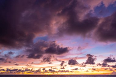 Gün batımında inanılmaz renkli bulutlar ya da deniz manzarası üzerinde gün doğumunda gökyüzü.