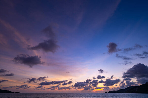 Удивительные красочные облака на закате или восходе солнца над морем