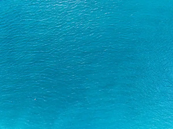 Güzel deniz sahili arka planı, okyanus arka planında küçük dalgalar olan deniz yüzeyi.