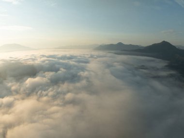 Yaz mevsiminde arazi dağlarının insansız hava görüntüsü, Kuzey Vietnam 'ın kırsal kesiminin yüksek açılı görüntüsü.