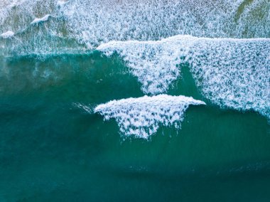 Güzel deniz sahili arka planı, okyanus arka planında küçük dalgalar olan deniz yüzeyi.