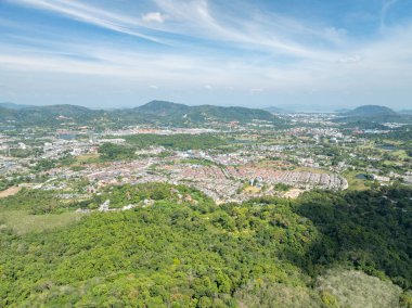 Güzel hava manzarası ve şehir manzarası, Phuket Adası Tayland 'daki Kathu şehri, güneşli gökyüzü ve deniz üzerindeki bulutlarla güzel dağlar, Phuket Tayland