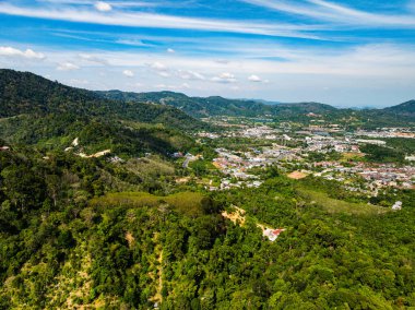 Güzel hava manzarası ve şehir manzarası, Phuket Adası Tayland 'daki Kathu şehri, güneşli gökyüzü ve deniz üzerindeki bulutlarla güzel dağlar, Phuket Tayland