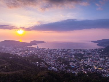 Patong körfezi Phuket şehri Tayland 'da güzel gün batımı manzarası.