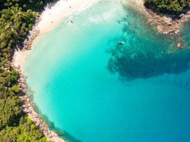 En üst manzara Güzel sahil doğa denizi, Yazın arka planda inanılmaz manzara denizi