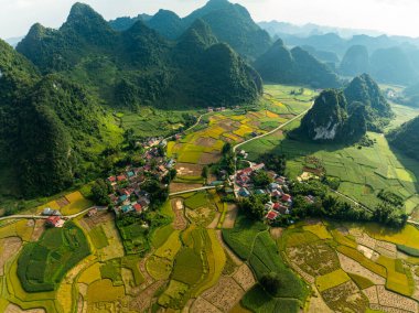 Kuzey Vietnam 'daki Trung Khanh, Cao Bang vilayetindeki Phong Nam köyünde pirinç tarlasıyla hava manzaralı bir manzara.
