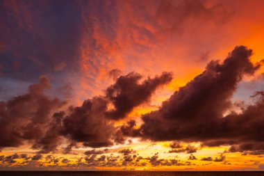 Gün batımında inanılmaz renkli bulutlar ya da deniz manzarası üzerinde gün doğumunda gökyüzü.