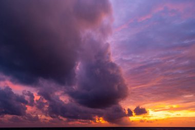 Gün batımında inanılmaz renkli bulutlar ya da deniz manzarası üzerinde gün doğumunda gökyüzü.