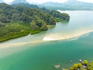 Yaz mevsimi gökyüzü arka planındaki güzel deniz manzarası Drone görüntüsü Phuket Adası Tayland 'daki güneşli tropikal okyanusta su yüzeyi dokusunu dalgalandırıyor.