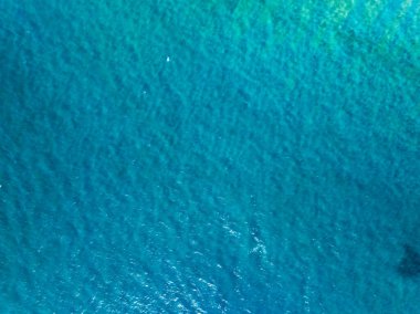 Deniz yüzeyi hava manzarası, kuş bakışı fotoğraf mavi dalgalar ve su yüzeyi dokusu, mavi deniz arka planı, güzel doğa inanılmaz deniz arka planı