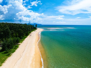 Yaz mevsimi gökyüzü arka planındaki güzel deniz manzarası Drone görüntüsü Phuket Adası Tayland 'daki güneşli tropikal okyanusta su yüzeyi dokusunu dalgalandırıyor.