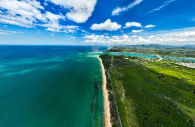 Yaz mevsimi gökyüzü arka planındaki güzel deniz manzarası Drone görüntüsü Phuket Adası Tayland 'daki güneşli tropikal okyanusta su yüzeyi dokusunu dalgalandırıyor.