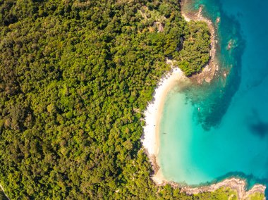 En üst manzara Güzel sahil doğa denizi, Yazın arka planda inanılmaz manzara denizi