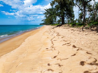 Yaz mevsimi gökyüzü arka planındaki güzel deniz manzarası Drone görüntüsü Phuket Adası Tayland 'daki güneşli tropikal okyanusta su yüzeyi dokusunu dalgalandırıyor.