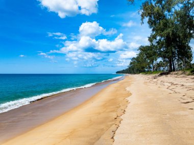 Yaz mevsimi gökyüzü arka planındaki güzel deniz manzarası Drone görüntüsü Phuket Adası Tayland 'daki güneşli tropikal okyanusta su yüzeyi dokusunu dalgalandırıyor.