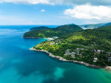 Yaz mevsimi gökyüzü arka planındaki güzel deniz manzarası Drone görüntüsü Phuket Adası Tayland 'daki güneşli tropikal okyanusta su yüzeyi dokusunu dalgalandırıyor.