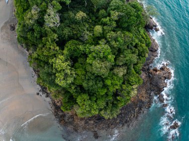 Kuş bakışı deniz kıyısı kayalıklara çarpan dalgalar, gün batımında güzel dalgalar deniz yüzeyi, inanılmaz deniz manzarası manzarası.