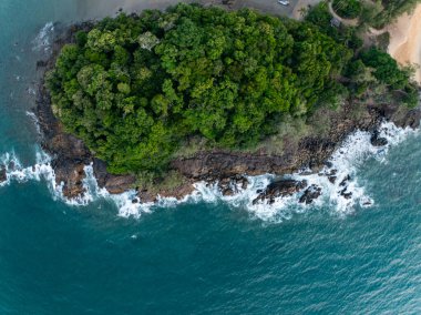 Kuş bakışı deniz kıyısı kayalıklara çarpan dalgalar, gün batımında güzel dalgalar deniz yüzeyi, inanılmaz deniz manzarası manzarası.