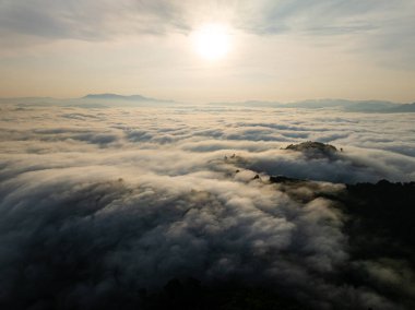 Güneşin doğuşundaki dağların üzerindeki manzara sisi, Güneydoğu Asya 'nın yüksek açılı manzarası, Phang Nga Tayland, geniş açılı doğa manzarası.