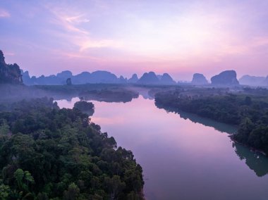 Renkli gün batımı ya da gün doğumunda deniz üzerinde gökyüzü bulutları, inanılmaz doğa manzarası deniz manzarası, güzel doğa manzarası renkli arka plan, yüksek açılı drone görüntüsü.
