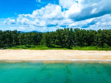 Harika bir deniz arka planı, deniz dibinde yaz mavisi gökyüzü, Phuket Adası Tayland 'da güzel bir okyanus, yüksek açılı insansız hava aracı görüntüsü.