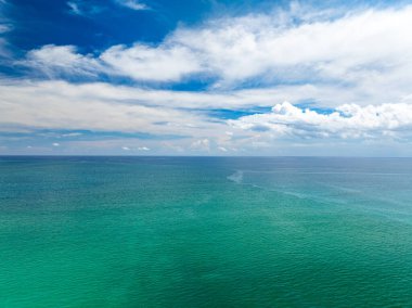 Harika bir deniz arka planı, deniz dibinde yaz mavisi gökyüzü, Phuket Adası Tayland 'da güzel bir okyanus, yüksek açılı insansız hava aracı görüntüsü.