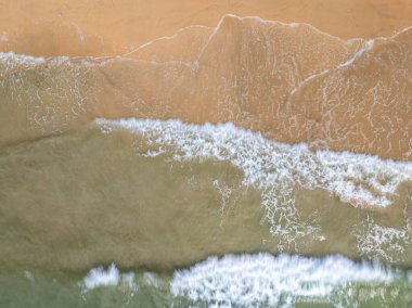 Üst manzara Güzel sahil doğa denizi, inanılmaz manzara dalgaları yaz arka planında kuma çarpıyor, geniş açı drone çekimi