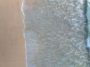 Üst manzara Güzel sahil doğa denizi, inanılmaz manzara dalgaları yaz arka planında kuma çarpıyor, geniş açı drone çekimi