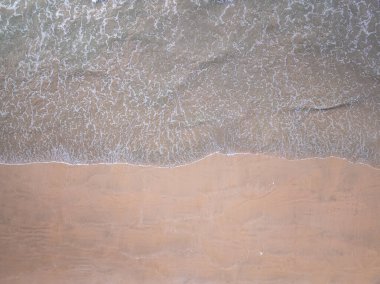 Üst manzara Güzel sahil doğa denizi, inanılmaz manzara dalgaları yaz arka planında kuma çarpıyor, geniş açı drone çekimi