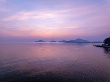 Renkli gün batımı ya da gün doğumunda deniz üzerinde gökyüzü bulutları, inanılmaz doğa manzarası deniz manzarası, güzel doğa manzarası renkli arka plan, yüksek açılı drone görüntüsü.