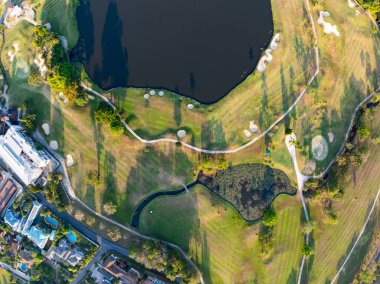 Kathu bölgesindeki hava manzaralı yeşil golf sahası Phuket Tayland