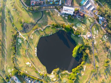 Kathu bölgesindeki hava manzaralı yeşil golf sahası Phuket Tayland
