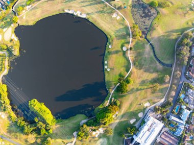 Kathu bölgesindeki hava manzaralı yeşil golf sahası Phuket Tayland