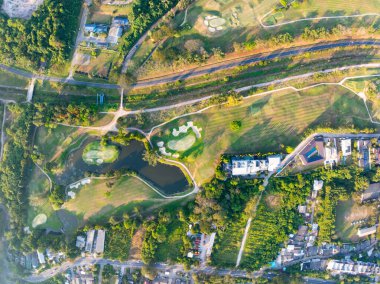 Kathu bölgesindeki hava manzaralı yeşil golf sahası Phuket Tayland