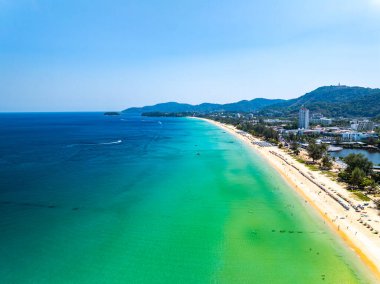 Harika bir deniz arka planı, deniz dibinde yaz mavisi gökyüzü, Phuket Adası Tayland 'da güzel bir okyanus, yüksek açılı insansız hava aracı görüntüsü.