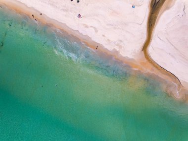 Üst manzara Güzel sahil doğa denizi, inanılmaz manzara dalgaları yaz arka planında kuma çarpıyor, geniş açı drone çekimi