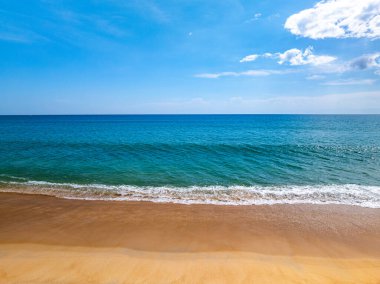 Harika bir deniz arka planı, deniz dibinde yaz mavisi gökyüzü, Phuket Adası Tayland 'da güzel bir okyanus, yüksek açılı insansız hava aracı görüntüsü.