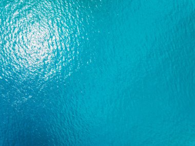 Deniz yüzeyi hava manzarası, dalgaların kuş bakışı fotoğrafı su yüzeyi dokusu, yaz denizi arka planı, güzel doğa inanılmaz deniz arka planı.