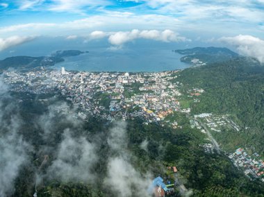 Hava manzaralı güzel doğa manzaralı yağmur ormanları gündoğumunda ya da günbatımında dağlar, doğal manzara tropik ormanlar ve Asya 'da sis, geniş açı drone görüntüsü.