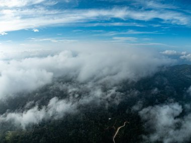 Hava manzaralı güzel doğa manzaralı yağmur ormanları gündoğumunda ya da günbatımında dağlar, doğal manzara tropik ormanlar ve Asya 'da sis, geniş açı drone görüntüsü.